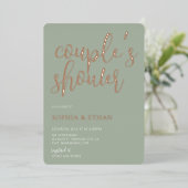 Minimale Script Sage Green Couples Shower Folie Uitnodiging (Staand Voorkant)