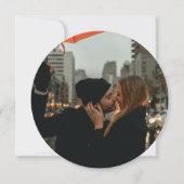 Minimale scriptfotoronde huwelijkuitnodiging kaart (Voorkant)