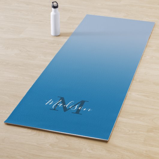 Minimale Sky Blue Gradient Monogram Script naam Yogamat (In situ)