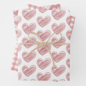 Minimale spoelroze en witte harten en strips inpakpapier vel (In situ)