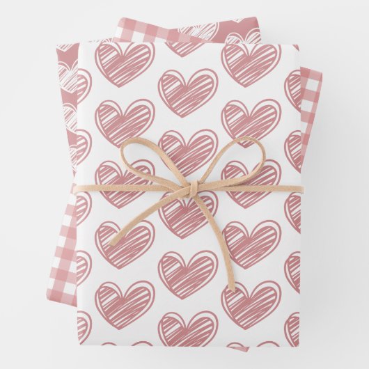 Minimale spoelroze en witte harten en strips inpakpapier vel (In situ)