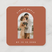 Minimale Terracotta Arch Foto QR Code RSVP Love Informatiekaartje (Achterkant)