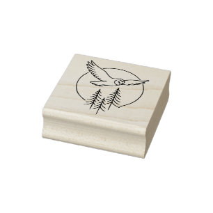 Minimale vliegende uil boven pijnbomen – Boslijn K Rubberstempel