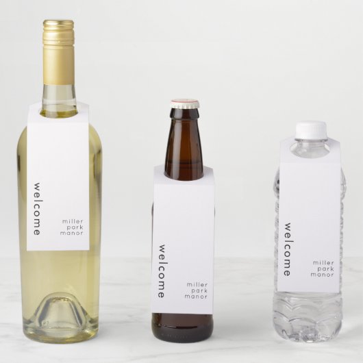 Minimale witte flesophanglabel met welkom flessenhanger (In situ)