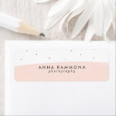 Minimale zachte roze en witte penseelstreek etiket (Insitu)