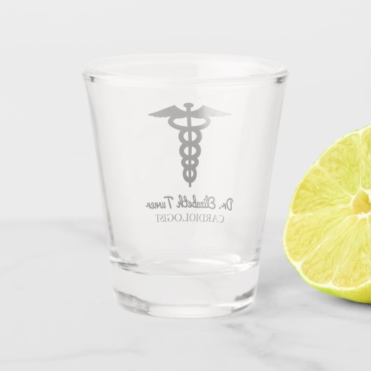 Minimale Zwart Wit Aangepaste naam Doctor Caduceus Shot Glas (Achterkant)