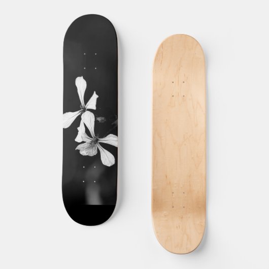 Minimale zwart-wit bloemen skateboard (Voorkant)
