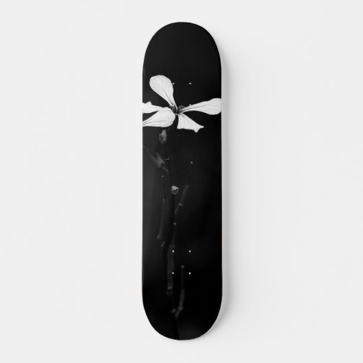 Minimale zwart-wit bloemen skateboard (Voorkant)