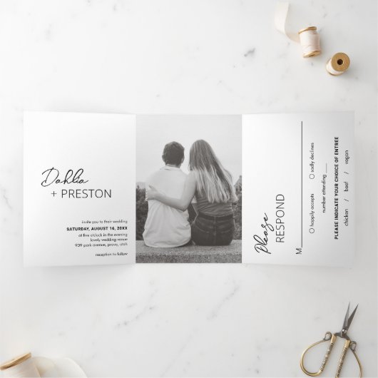 Minimale zwart-wit foto moderne bruiloft drieluik uitnodiging (Binnen)