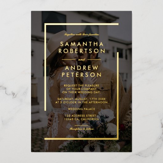 Minimale zwarte goudkleurige bruinbruidsfoto's folie uitnodiging (Voorkant)