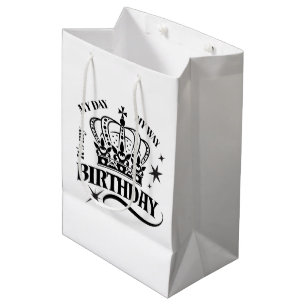 Minimale Zwarte Kroon Verjaardag Typography Wit Medium Cadeauzakje