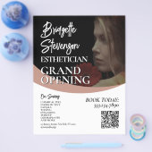 Minimalist beauty model esthetician salon Flyer (Enkel)