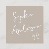 Minimalist Beige with Elegant Script & Bow      Vierkante Visitekaartje (Voorkant)
