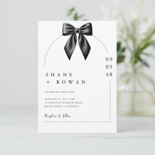 Minimalist Black & White Bow Wedding Invitation  (Debout devant)