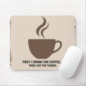 Minimalist “But First, Coffee” Mousepad – Stylish  Muismat (Met muis)