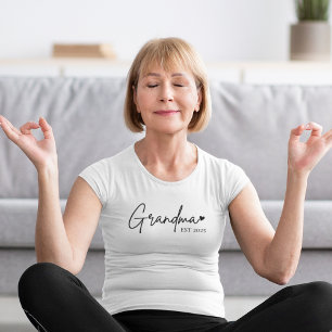 Minimalist Grandma EST   Nieuw oma cadeau T-shirt