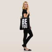 Minimalist inspirational quote "BE YOU" Draagtas (Op model)