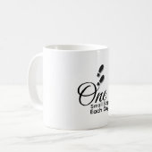 Minimalist Motivational Mug – One Small Step Each Koffiemok (Voorkant links)