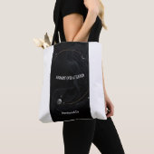 Minimalist, statement-making tote bags (De près)