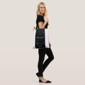 Minimalist, statement-making tote bags (Sur le modèle)