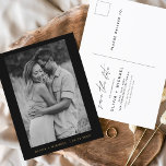 Minimaliste Black Gold Enregistrer la carte postal<br><div class="desc">Noir et Or Mariage Enregistrer les Cartes de Date qui ont une photo sur le devant. Les cartes Save the Date contiennent une typographie de script moderne,  lettrée à la main,  qui sont élégantes,  simples et modernes à utiliser après que vous minimaliste simple célébration de mariage.</div>