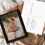 Minimaliste Black Gold Enregistrer la carte postal<br><div class="desc">Noir et Or Mariage Enregistrer les Cartes de Date qui ont une photo sur le devant. Les cartes Save the Date contiennent une typographie de script moderne,  lettrée à la main,  qui sont élégantes,  simples et modernes à utiliser après que vous minimaliste simple célébration de mariage.</div>