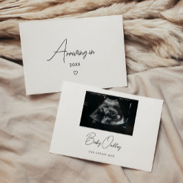 Minimalistic Script Baby Arriving Pregnancy Photo Aankondiging