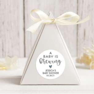 Minimalistisch Baby shower A Baby brouwt Ronde Sticker