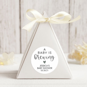 Minimalistisch Baby shower A Baby brouwt Ronde Sticker
