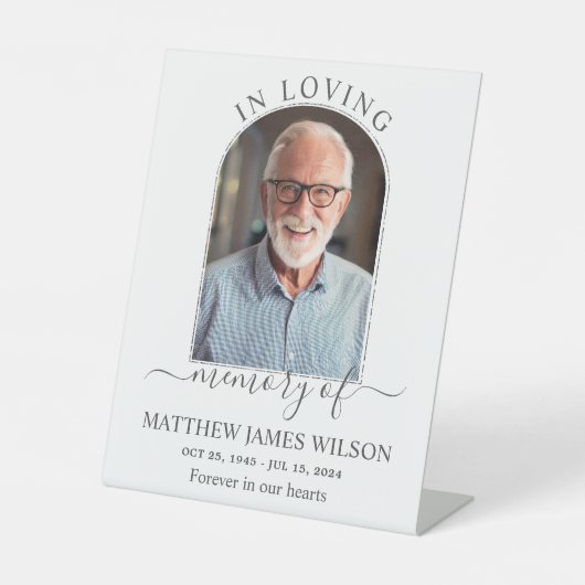 Minimalistisch begrafenismonument in liefdevolle h reclamebord met voetstuk (Voorkant)