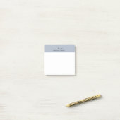 Minimalistisch blauw-grijs modern monogram post-it® notes (Op bureau)