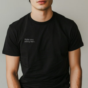 Minimalistisch citaat "Digital Soul, Analog Tears" T-shirt