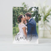 Minimalistisch eenvoudig script foto-bruiloft bedankkaart (Staand voorkant)