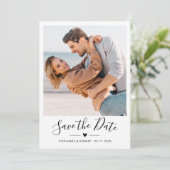 Minimalistisch Elegant Hart Script Foto Bruiloft Save The Date (Staand voorkant)