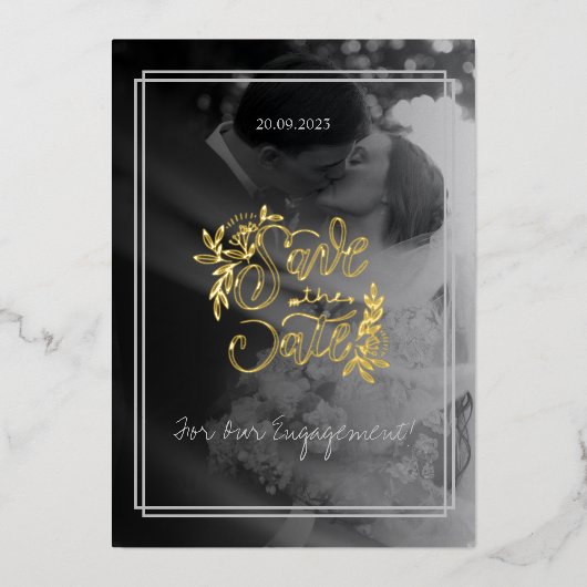 Minimalistisch Elegant Photo Verloving Gold Script Folie Uitnodiging (Voorkant)