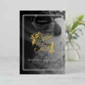 Minimalistisch Elegant Photo Verloving Gold Script Folie Uitnodiging (Staand Voorkant)