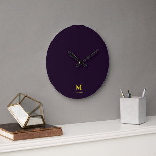 Minimalistisch geel elegant verfijnd monogram grote klok