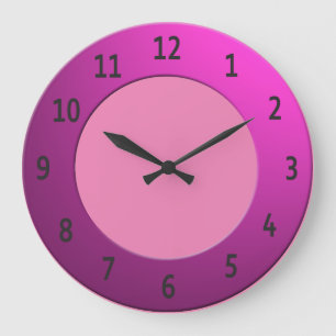 Minimalistisch glimmend roze metaal met zwarte cij grote klok