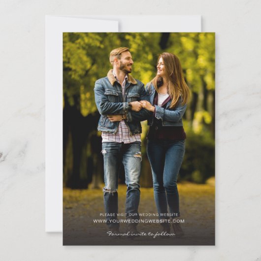 Minimalistisch handschrift met briefterend zwart save the date (Achterkant)