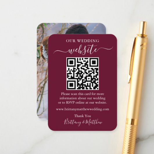 Minimalistisch huwelijk Website Foto QR Burgundy Informatiekaartje (Voorkant / Achterkant in situ)