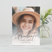 Minimalistisch kalligrafiescript Twee Foto Afstude Aankondiging (Staand voorkant)