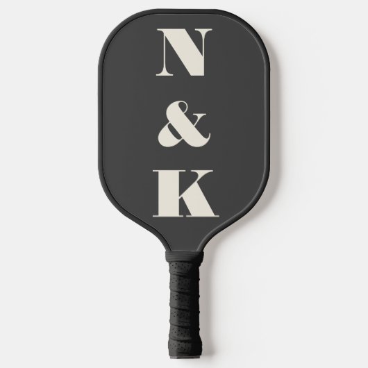 Minimalistisch modern monogram zwart en wit huweli pickleball paddle (Voorkant)