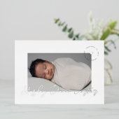 Minimalistisch + modern script Folie Geboorte Aank Uitnodiging (Staand Voorkant)