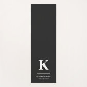 Minimalistisch modern zwart-wit monogram yogamat (Voorkant)