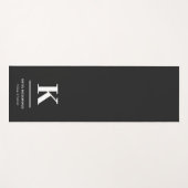 Minimalistisch modern zwart-wit monogram yogamat (Voorkant (horizontaal))