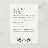 Minimalistisch monogram gestreept zacht wit RSVP kaartje (Voorkant)