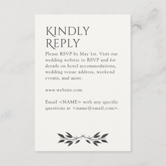 Minimalistisch monogram gestreept zacht wit RSVP kaartje (Voorkant)