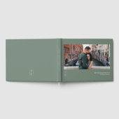 Minimalistisch Monogram Sage Groene Bruiloft Foto Gastenboek (Volledig)