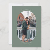 Minimalistisch Monogram Saliegroen Trouwfoto Save The Date (Achterkant)