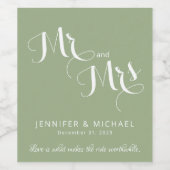 Minimalistisch Mr en Mrs Sage Green White Wedding Wijn Etiket (Enkel label)